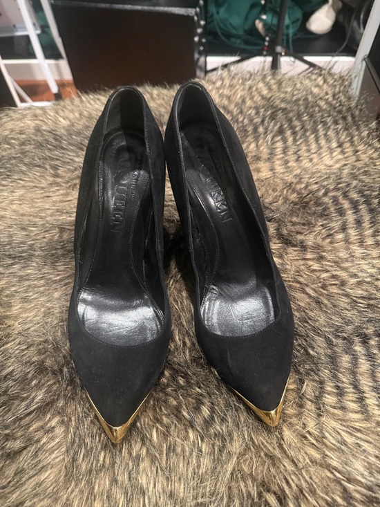 Alexander McQueen Shoes - ALEXANDER MCQUEEN Black Pointed Toe Pumps with Gold Cap - Women 38.5